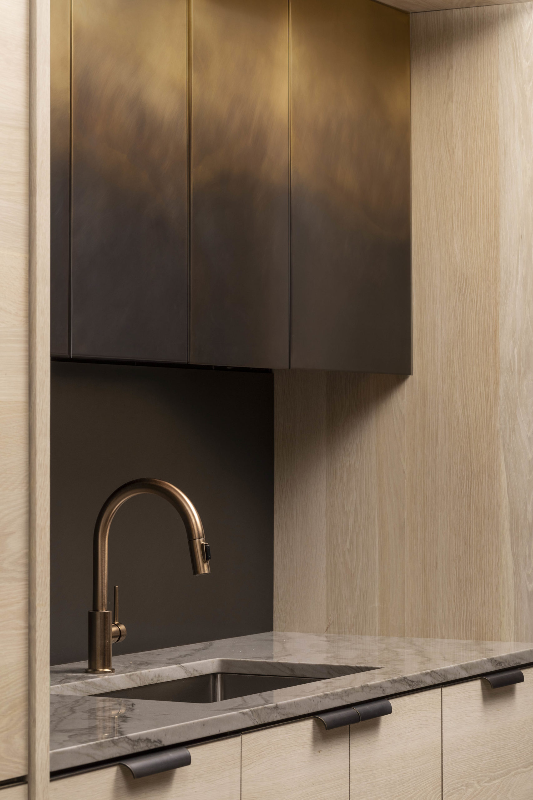 amuneal_products_WNWN_NYDC_nyc-showroom_2NYC-2019-Ombre-functional-kitchen-drawer-detail-more-mottled-nycsshowroom-scaled-1